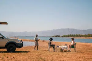 A última hora de la tarde es el momento de disfrutar de bebidas frías e historias de safaris.