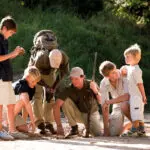 Kinderen genieten van op maat gemaakte activiteiten en toegewijde gidsen in de gezinsgerichte kampen van Lion Sands.