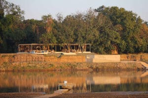 Las villas de Chinzombo parecen flotar sobre el suelo.