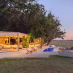 Relájese en la piscina.