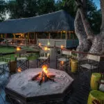 En el boma se puede disfrutar de bebidas y aperitivos al atardecer.