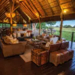 El cómodo salón del campamento principal.