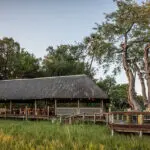 Al aire libre para disfrutar de una cena africana al aire libre.