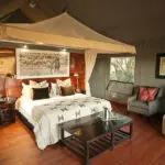 Las suites de los dormitorios ofrecen un limpio estilo contemporáneo.