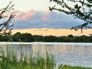 El Chobe Bakwena Lodge se asoma al río Chobe, en el norte de Botsuana.