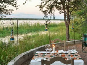 El comedor tiene preciosas vistas al río, y también se puede comer en la terraza o alrededor de la hoguera.