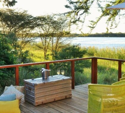 La zona común para huéspedes se ha construido para disfrutar de la tranquilidad del bosque y de las vistas al río Chobe.