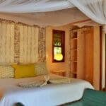 La Suite Luna de Miel cuenta con una cama king-size, dos camas de día, una zona de estar, una bañera exenta y una terraza con vistas al río.
