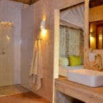 Todos los chalés están decorados con modernos acabados de madera que encajan con el entorno boscoso de Chobe.