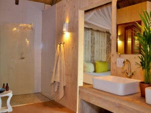 Todos los chalés están decorados con modernos acabados de madera que encajan con el entorno boscoso de Chobe.