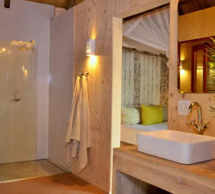 Todos los chalés están decorados con modernos acabados de madera que encajan con el entorno boscoso de Chobe.