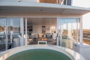 La cubierta de la piscina se une a las zonas de salón y comedor.
