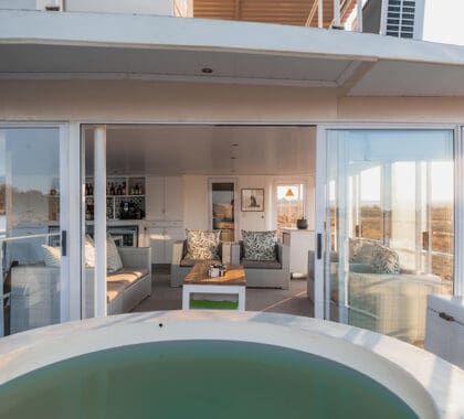 La cubierta de la piscina se une a las zonas de salón y comedor.