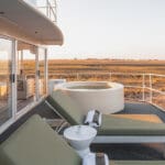 La cubierta delantera del Chobe Princess tiene una pequeña piscina y tumbonas.
