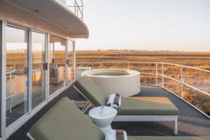 La cubierta delantera del Chobe Princess tiene una pequeña piscina y tumbonas.