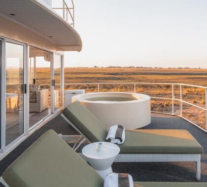 La cubierta delantera del Chobe Princess tiene una pequeña piscina y tumbonas.