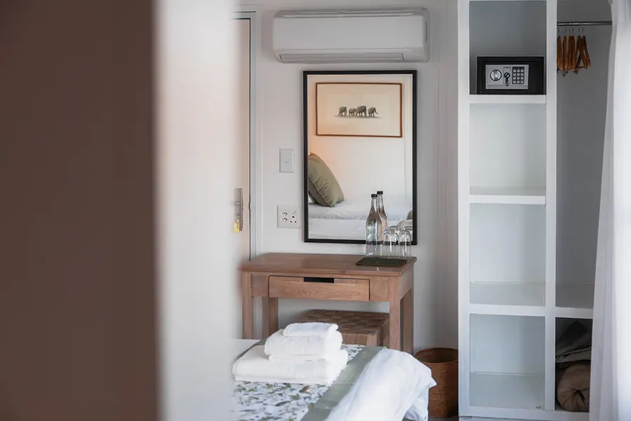 chobe-princess_cabin-details_-dresser-and-wardrobe-232