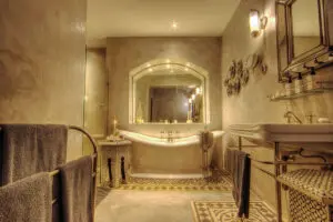 Gran cuarto de baño en suite.