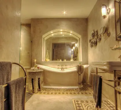 Gran cuarto de baño en suite.