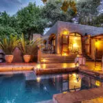Disfrute de deliciosas comidas junto a la piscina.