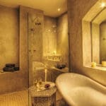 Gran cuarto de baño en suite.