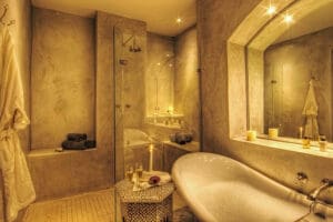 Gran cuarto de baño en suite.