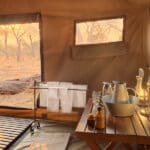 Acampar cómodamente con duchas de agua caliente.
