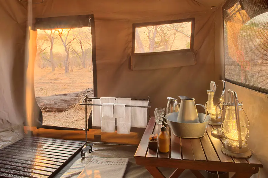 Acampar cómodamente con duchas de agua caliente.