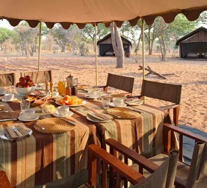 Chobe Under Canvas sirve deliciosa cocina panafricana.