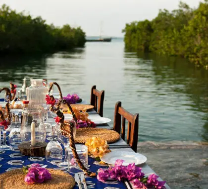 Precioso comedor junto al agua. 