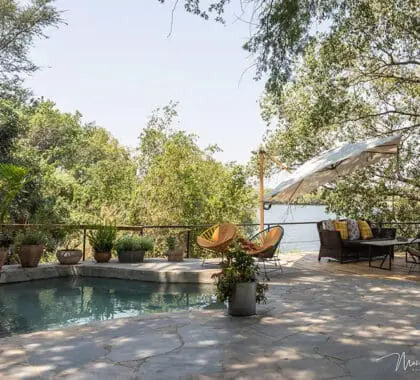 Cubierta de la piscina del Chundukwa River Lodge.