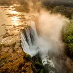 El Chundukwa River Lodge está cerca de las cataratas Victoria, en el río Zambeze. 
