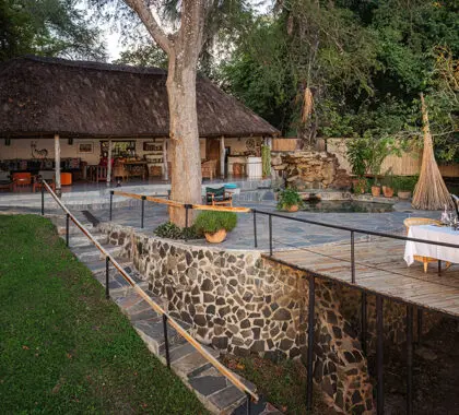 El salón y la terraza del Chundukwa River Lodge son un remanso de paz.