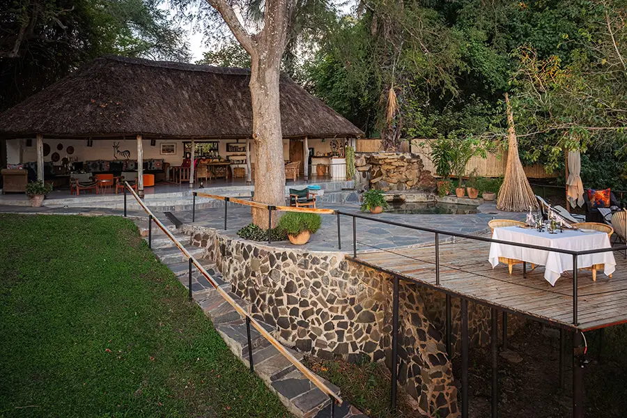 El salón y la terraza del Chundukwa River Lodge son un remanso de paz.