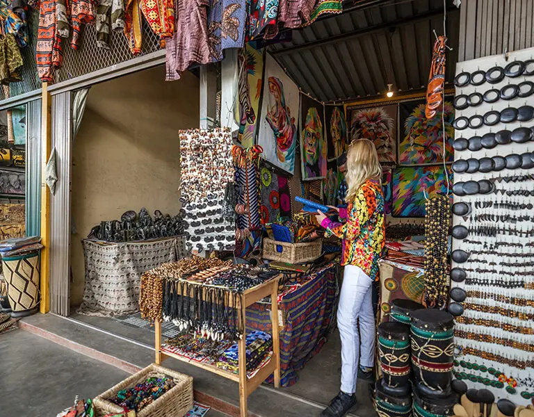 chundukwa-river-lodge-vic-falls-activities-mukuni-curio-market-2