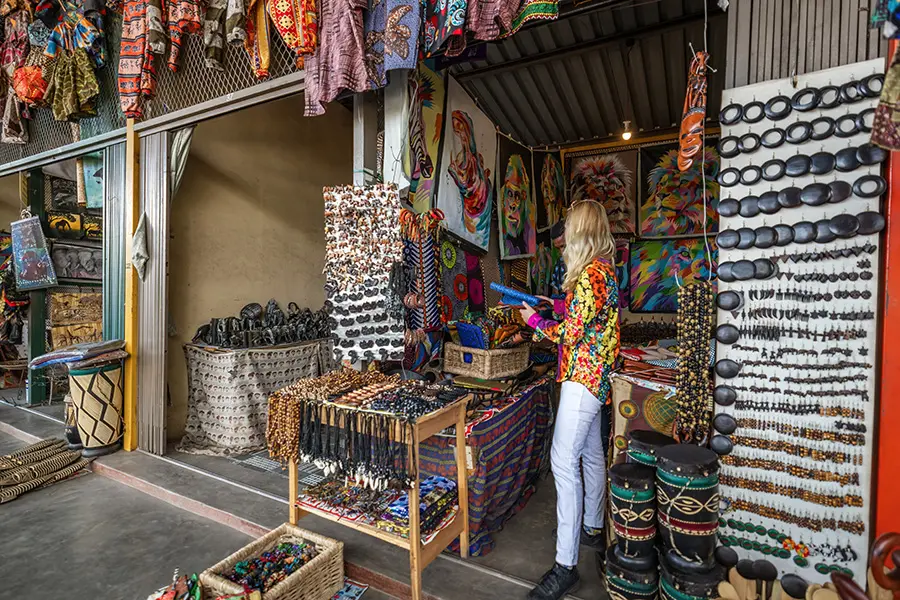 chundukwa-river-lodge-vic-falls-activities-mukuni-curio-market-2