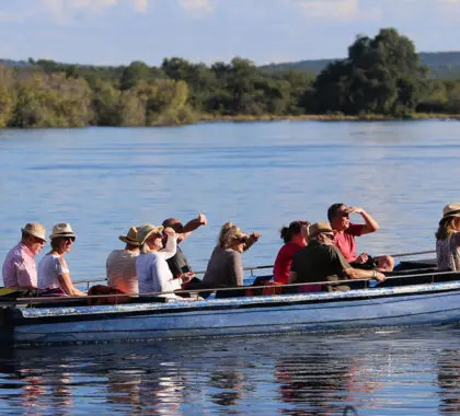 ChundukwaRiverLodge-Activity-CanoeBoat