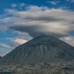 Escalar un volcán.