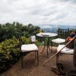 Tómese una copa en el bar y disfrute de la vista elevada de las montañas neblinosas.