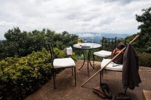Tómese una copa en el bar y disfrute de la vista elevada de las montañas neblinosas.