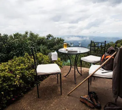 Tómese una copa en el bar y disfrute de la vista elevada de las montañas neblinosas.