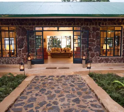Entre en el Clouds Mountain Gorilla Lodge, donde le darán una cálida bienvenida y le atenderán muy bien. 