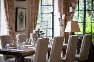 El comedor interior destila elegancia y confort.