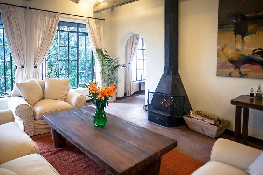 clouds-mountain-gorilla-lodge-cabaña-dormitorio-sala de estar