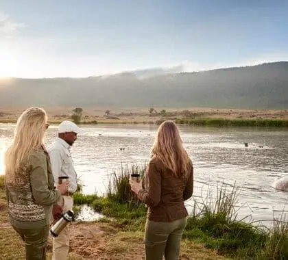 Parada para tomar un café con avistamiento de hipopótamos Sanctuary Ngorongoro Crater Camp.