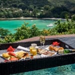 Las opciones gastronómicas en la habitación incluyen los emblemáticos desayunos flotantes. 