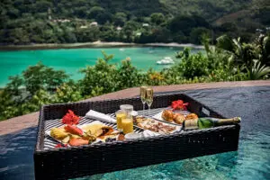 Las opciones gastronómicas en la habitación incluyen los emblemáticos desayunos flotantes. 