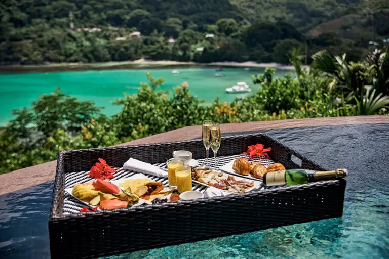 In-room dining options include iconic floating breakfasts. 