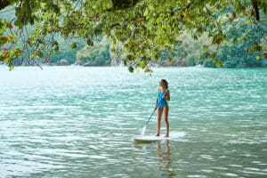 Explore la costa en una tabla de paddle surf o en kayak | Constance Ephelia Resort