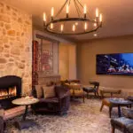 Disfrute de un aperitivo o de una copa después de cenar en el acogedor salón.